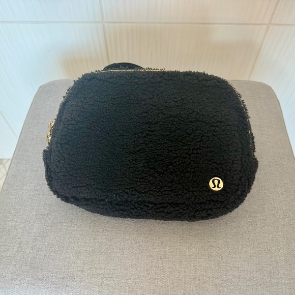 Lululemon Everywhere Belt Bag, Large Fuzzy Fleece Black, Gold trim - Picture 4 of 5